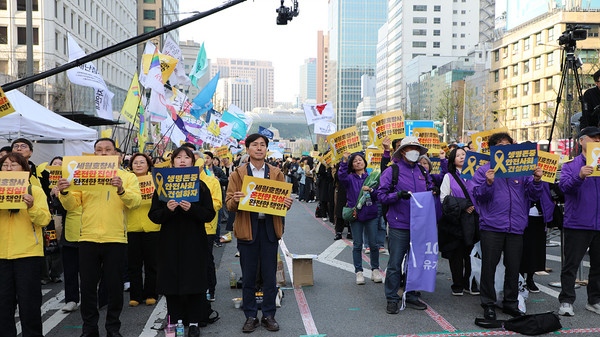 10.29 이태원 참사 유가족협의회, 재난참사 피해자연대, 전국기간제교사노동조합 등 재난 참사 관련 단체들도 참여해 사회적 참사 재발 방지와 생명안전 사회 구축 필요성을 강조했다.&nbsp;[사진-통일뉴스 김래곤 통신원]