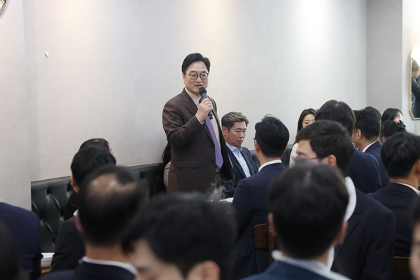 23일 국회 사무처 직원들을 격려하는 우원식 의장. [사진-국회 사무처]