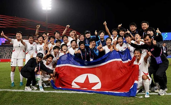 ‘2025 FIFA U-17’ 여자 월드컵 결승에서 우승하며 전년에 이어 2연패, 통산 네 번째 월드컵을 들어올린 북한 여자축구 대표팀. [사진-노동신문]