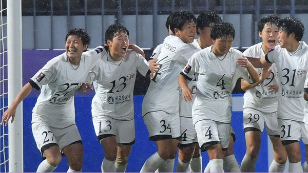 경기가 끝난 뒤 '내고향' 선수들이 얼싸안고 기뻐하고 있다. [사진-AFC]