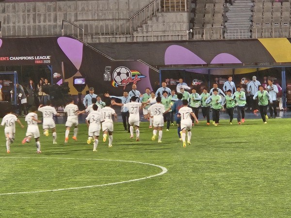 20일 저녁 수원종합경기장에서 진행된&nbsp;아시아축구연맹(AFC) 주최 '여자 챔피언스리그'(AFC Women's Champions League(AWCL) Final 2026' 준결승 경기에서&nbsp;'내고향여자축구단'이 '수원FC위민'을 2:1로 이겨 23일 오후 2시 같은 장소에서 열리는 결승전에 진출했다. 결승전 상대는&nbsp;멜버른시티 FC(호주)를 3:1로 꺾은 도쿄 베르디벨레자(일본). 준결승 경기에서 승리한 '내고향' 선수들이 코칭스태프들에게 달려가고 있다. [사진-통일뉴스 이승현 기자]