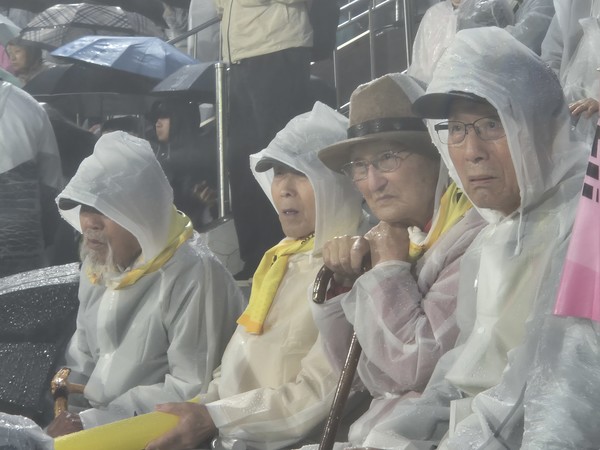 왼쪽부터 김영식, 양희철, 안학섭, 김영승&nbsp; 등 장기수 선생들이 경기관람과 응원을 위해 경기장을 찾았다. [사진-통일뉴스 이승현 기자]&nbsp;
