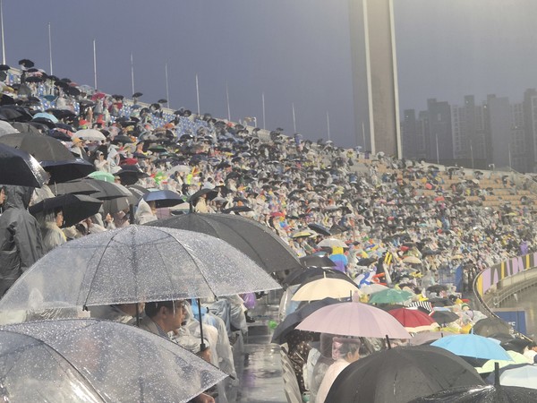 이날 경기장엔 5,700여 명의 응원단이 모였다. [사진-통일뉴스 이승현 기자]