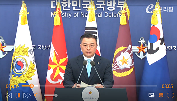 1일 오전 브리핑하는 이경호 국방부 부대변인. [사진 갈무리-ebrief]