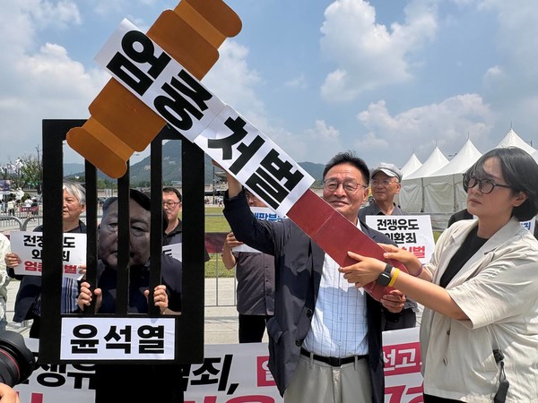 윤석열에 대한&nbsp; 엄중 처벌을 촉구하는 퍼포먼스 [사진-통일뉴스 서영빈 기자]