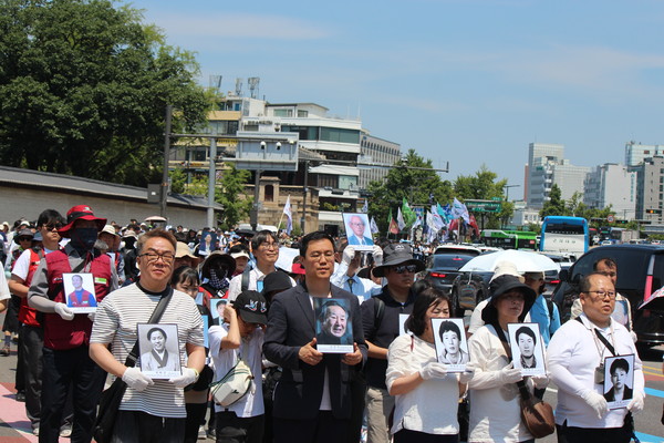 송현공원에서 범국민추모제 대회장인 서울시청 동편으로 이동하는 참가자들 [사진-통일뉴스 이승현 기자]