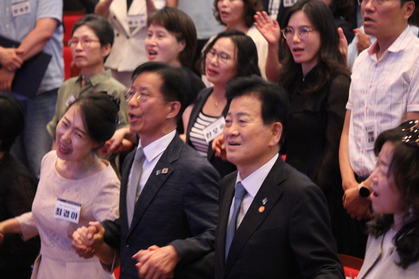  장내는 숙연한 통일 합창의 자리가 되었다.&nbsp;[사진-통일뉴스 이승현 기자]