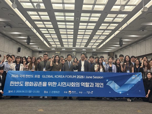 정동영 통일부 장관이 청년들과의 대화에 참석해 기념사진을 찍었다. [사진-통일뉴스 서영빈 기자]