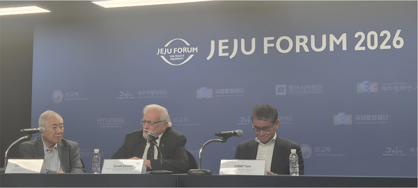 '분열의 시대, 협력의 재구상'을 대주제로 삼아 24~26일 제주도 해비치호텔&리조트 제주와 제주돌문화공원에서 진행되는 제21회 제주포럼. 문정인 연세대 명예교수가 진행한 '미국없는 아시아 태평양의 미래? : 아시아 지도자의 시각(Asia -Pacific in the age of America First : Asian Leader's View)' 소주제 프로그램에 토론자로 나선 가렛 에반스(Gareth Evans) '아시아태평양 핵비확산 군축리더쉽 네트워크'(APLN) 의장과 고노 타로 일본 중의원 의원 [사진-ㅌ홍일뉴스 이승현 기자]