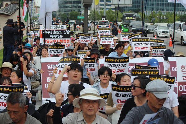 고이즈미 신지로 일본 방위상이 방한한 27일 오후 자주통일평화연대와 전국민중행동, 트럼프위협저지공동행동(준)는 서울 광화문 서십자각 인근 인도에서 '침략전쟁 미국 규탄! 대중국전초기지화 저지! 한미일군사동맹 저지! 자주평화시민행진'을 개최했다. [사진-통일뉴스 이승현 기자]