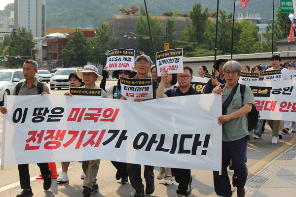집회를 마친 참가자들이 인근 미국대사관으로 평화행진을 하고 있다. [사진-통일뉴스 이승현 기자]