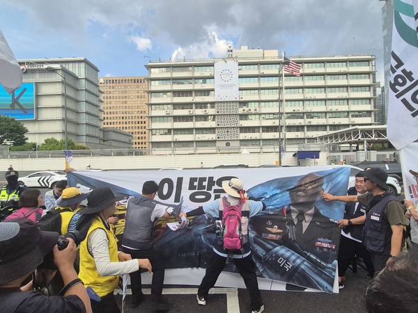 집회 참가자들이 주한미군 사령관의 '단검' 발언 이미지를 찟는 상징의식을 진행했다. [사진-통일뉴스 이승현 기자]