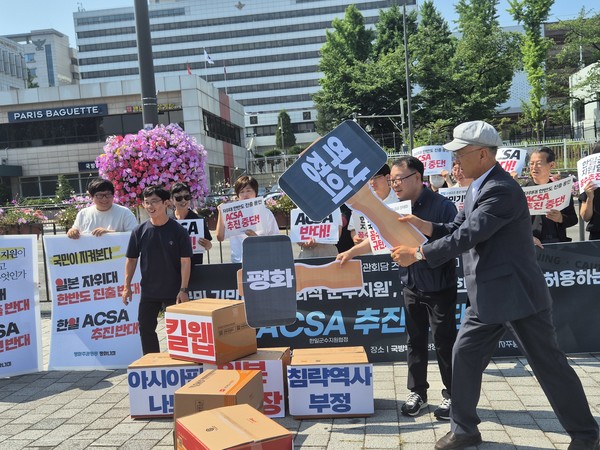 기자회견 참가자들이 역사정의와 평화의 망치로 한일군수지원협정, 킬웹, 아시아판 나토&nbsp; 등이 적힌 종이상자를 부수는 상징의식을 진행했다. [사진-통일뉴스 이승현 기자]