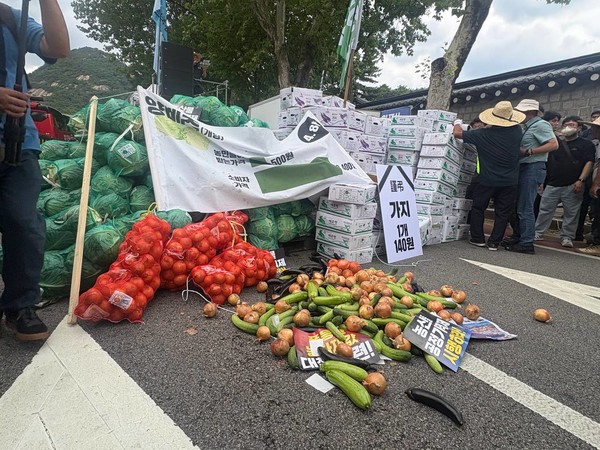 청와대 앞 '농산물 반납식'&nbsp; [사진-통일뉴스 서영빈 기자]