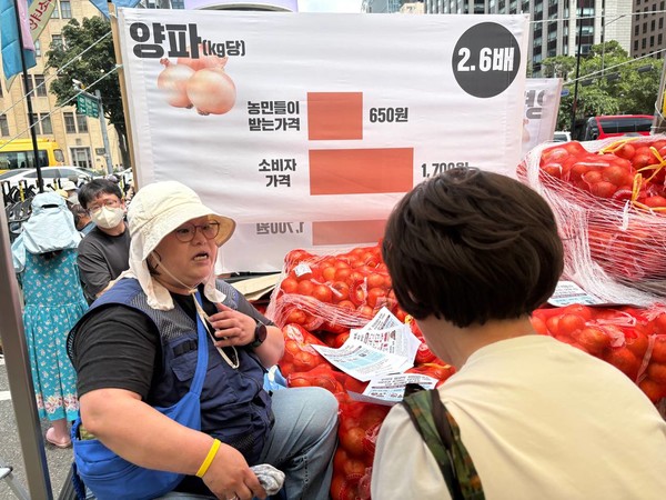 양파 판매부스에서 시민들에게 양파를 판매하는 모습 [사진-통일뉴스 서영빈 기자]