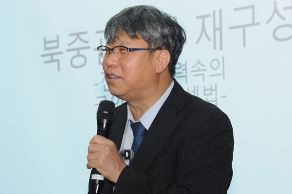 박종철 교수가 14일 전태일기념관 2층 공연장에서 열린 '북중정상회담 평가와 한반도 정세전망' 주제의 [통일뉴스] 7월 월례강좌에서 강의하고 있다. [사진-조천현]