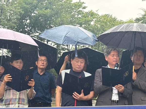 양창욱 강제징집 녹화선도공작진상규명위원회 상임대표, 이은정 서울대민주동문회 사무총장, 김호정 민주노총 서울지역본부 사무처장이 공동으로 기자회견을 낭독하고 있다. [사진-통일뉴스 서영빈 기자]