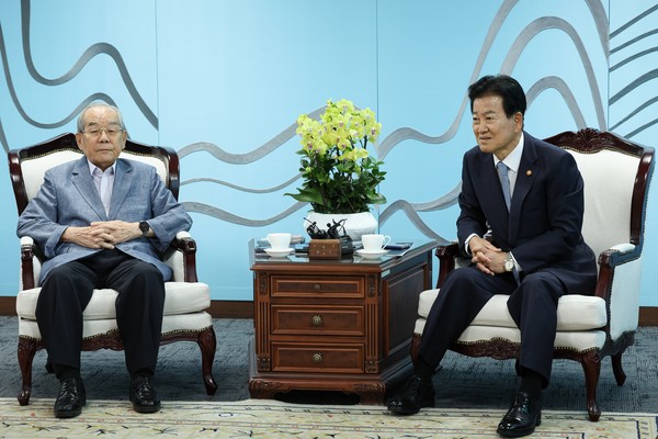 임동원 전 통일부 장관과 정동영 장관 [사진-통일부 제공]