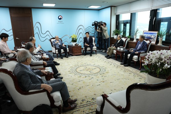 정동영 통일부 장관이 7일 오전 장관실에서 평화통일고문회의 원로들과 차담회를 진행했다. [사진-통일부 제공]