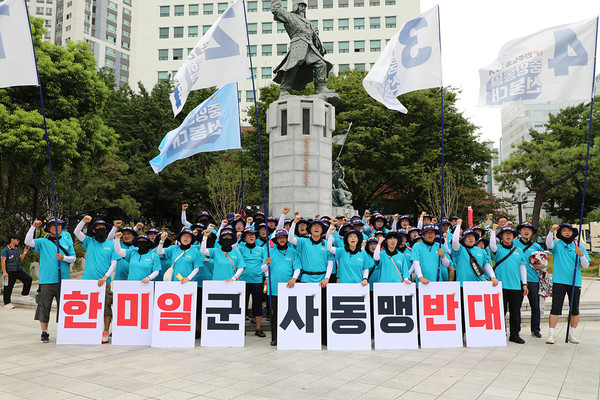 민주노총 27기 중앙통일선봉대가 정발 장군 동상 앞에서 한미일 군사동맹 반대를 외치고 있다. [사진제공-민주노총 27기 중앙통일선봉대]