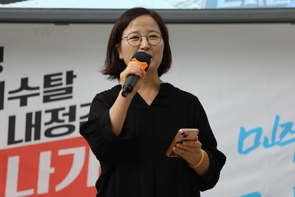 지은주 부산자주통일평화연대 상임대표가 규탄발언을 하고 있다. [사진제공-민주노총 27기 중앙통일선봉대]