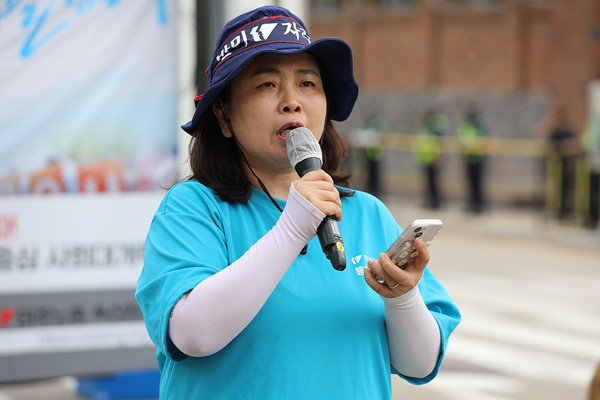 정지영 민주노총 부산지역본부 통일위원장이 규탄발언을 하고 있다. [사진제공-민주노총 27기 중앙통일선봉대]