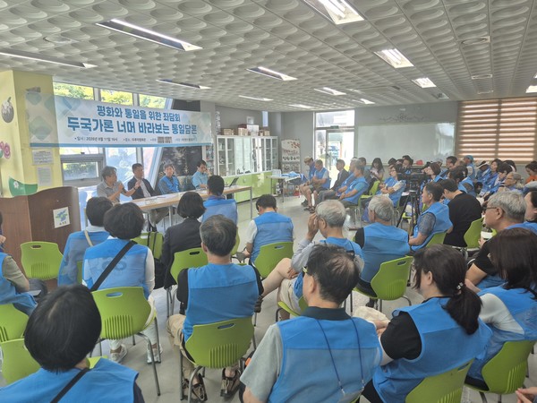 좌담회에는 지난 2일 강원도 고성을 출발해 14일 파주까지 DMZ 350km를 행진하는 통일걷기 참가자들이 열띤 관심속에 참여했다. [사진-통일뉴스 이승현 기자]