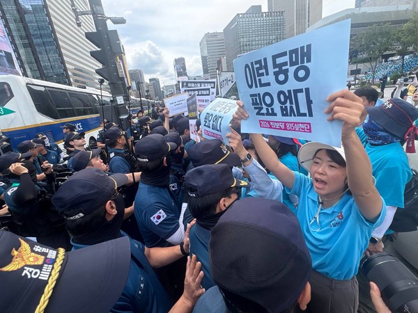기자회견 참가자들은&nbsp;미셸 스틸 주한 미 대사를 향한 공개질의서와 1만 2487인의 전시작전권 환수 관련 서명을 주한미대사관에 전달하려 했으나, 경찰이 진입을 가로막자 강하게 항의했다. [사진-통일뉴스 서영빈 기자]