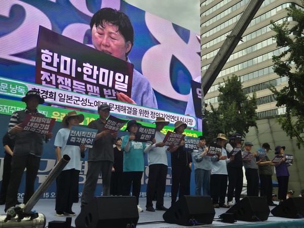 왼쪽부터 김재하 전국민중행동 공동대표, 정영이 전국여성농민회총연합 회장, 주재석 자주연합 상임대표, 지은주 부산자주통일평화연대 상임대표, 윤일권 전국농민회총연맹 의장, 최영찬 빈민해방실천연대 공동대표, 한경희 일본군성노예제해결을위한정의기억연대 이사장, 문경식 전남6.15자주통일평화연대 상임공동대표, 양경수 민주노총 위원장, 정해랑 전국시국회의 공동대표, 이장희 서울 자주통일평화연대 상임대표, 이은정 전국여성연대 상임대표가 결의문을 낭독하고 있다. [사진-통일뉴스 이승현 기자]