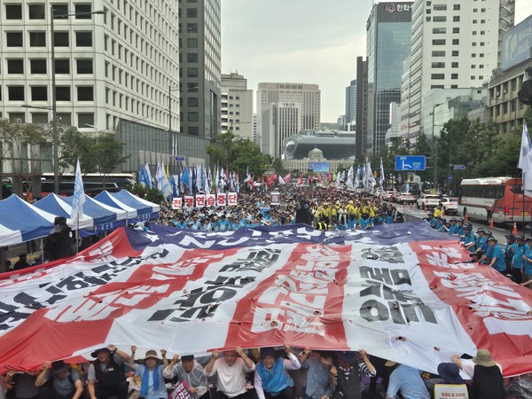 ‘경제약탈 내정간섭’ 등의 문구가 적힌 대형 미 성조기 현수막을 찢는 퍼포먼스가 진행됐다. [사진-통일뉴스 이승현 기자]