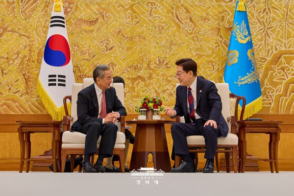 20일 오전 청와대에서 왕이 중국 외교부장을 접견한 이재명 대통령. [사진-청와대]