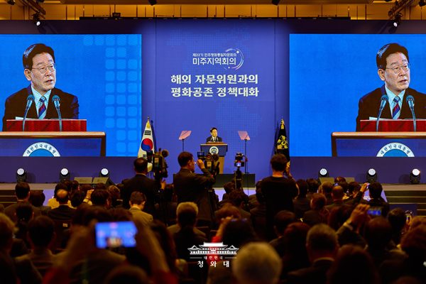 2일 오후 인천광역시에서 열린 '제22기 민주평통 미주지역회의 평화공존 정책 대화'에 참석해 격려말씀을 전하는 이 대통령. [사진-청와대]