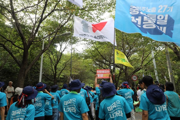 평화행동 참가자들이 진밭교 일대를 행진하며 “사드 가고 평화 오라”, “불법 사드 철거하라”, “기지공사 중단하라”, “한미일 MD 구축 중단하라”, “한미일 군사협력 중단하라” 등의 구호를 외쳤다. [사진-통일뉴스 김래곤 통신원]