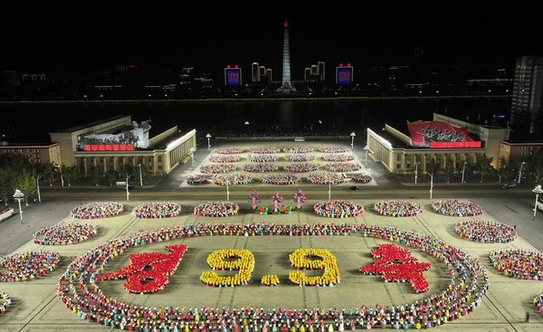 김일성광장에서 시가행진을 마친 청년학생들의 경축연회가 진행됐다. [사진-노동신문]