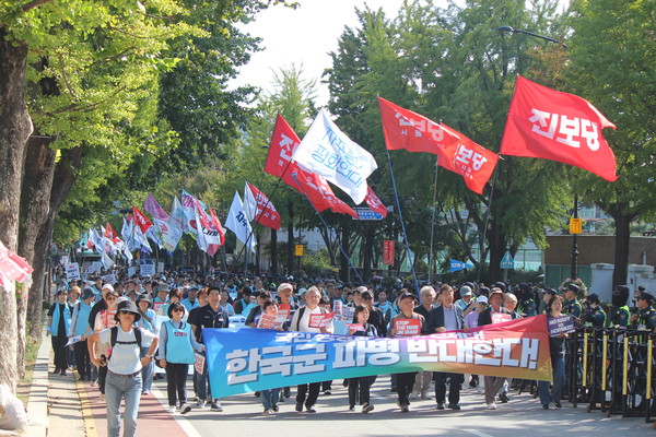  '미국 침략전쟁 중단 한국군 파병반대 긴급행동(파병반대긴급행동)'은 19일 오후 1시 서울 종로 르미에이르빌딩 앞에서&nbsp;'호르무즈 파병 반대 2차 시민대행진'을 진행해 청와대앞까지 행진했다. [사진-통일뉴스 이승현 기자]