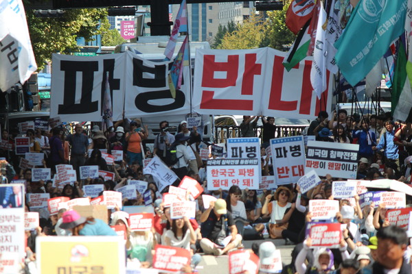 호르무즈 파병반대 2차 시민대행진 참가자들은 전날 이재명 대통령의 '전쟁관여·개입 파병은 없다'는 언급에도 불구하고 청해부대 변칙파병을 포함한 그 어떠한 형태로도 파병은 안된다고 목소리를 높였다. [사진-통일뉴스 이승현 기자]
