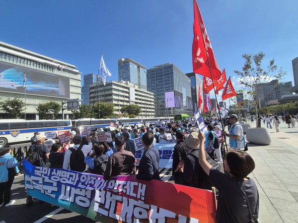 2차 시민대행진 참가자들이 청와대로 이동 중 미국대사관 앞에서 침략전쟁 중단을 외쳤다. [사진-통일뉴스 이승현 기자]