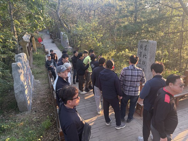 연길시 연길감옥항일투쟁기념비에서 답사자들이 홍인석 통일뉴스 기획사업국장의 설명을 듣고 있다. [사진-통일뉴스 서영빈 기자]