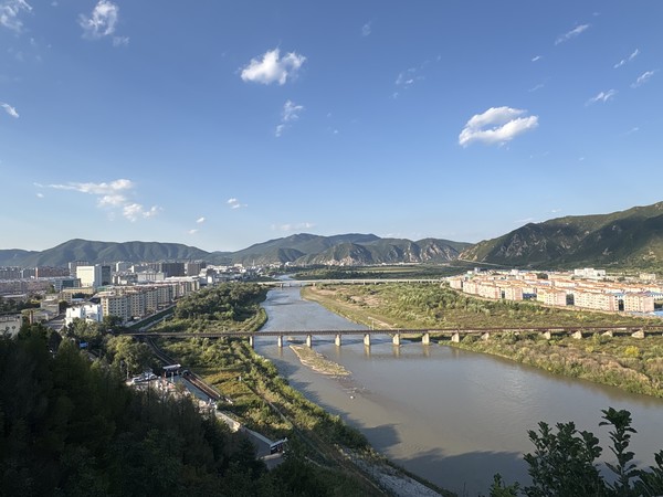남양정에서 두만강, 도문철교, 도문대교, 함북 온성군 남양노동자구를 조망하는 모습 [사진- 통일뉴스 서영빈 기자]