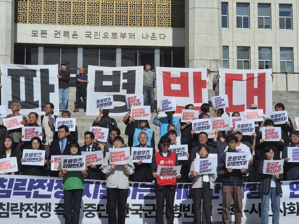 한경희 일본군성노예제문제해결을 위한 정의기억연대 이사장, 신재욱 열린군대를위한 시민연대 활동가, 정영이 전국여성농민회총연합 회장, 이백윤 노동당 대표, 허진선 민주사회를위한변호사모임 활동가, 김찬휘 녹색당 공동대표(오른쪽부터)가 기자회견문을 낭독했다. [사진-통일뉴스 이승현 기자]