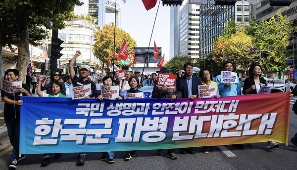 지난 9월 19일 '호르무즈 파병 반대 2차 시민대행진' 선두에서 행진을 이끌고 있는 주재석 대표 [사진-자주연합 제공]&nbsp;