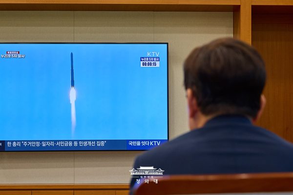 지난 7일 청와대에서 '누리호' 5차 발사를 실시간 시청한 이 대통령. [사진-청와대]