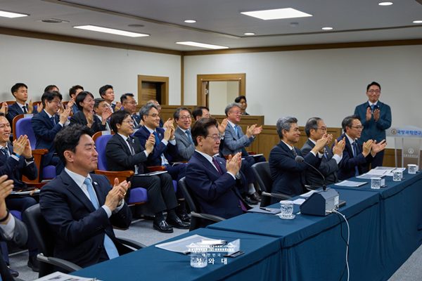 8일 오후 '극초음속 활공 비행체' 첫 시험발사를 지켜보는 이 대통령. [사진-청와대]
