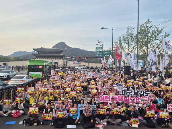 자주통일평화연대(평화연대)와 전국민중행동은 17일 오후 4시 30분 미국대사관 옆 의정부 터 앞 도로에서 1,000여 명이 참가자들과 함께 △미국의 경제약탈·전쟁기지화 저지 △작전통제권 온전한 극각 환수 △호르무즈 파병반대 요구를 앞세운 자주평화대회를 진행했다. [사진-통일뉴스 이승현 기자]