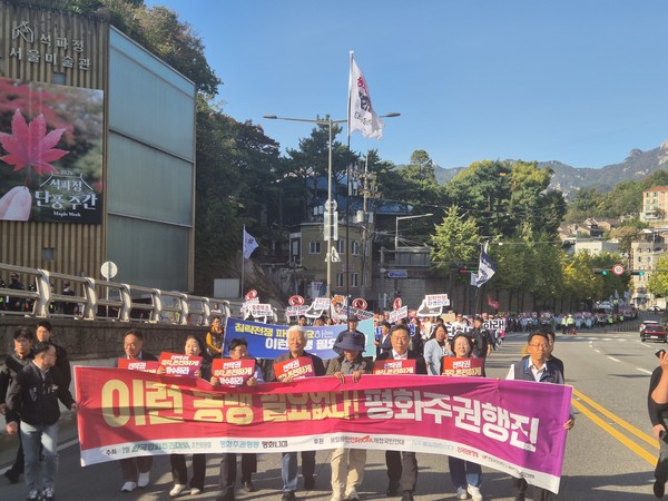 '이런 동맹 필요없다. 평화주권행진' 현수막을 앞세우고 자하문터널을 통과해 광화문으로 향하는 2회 한국평화주권대회 참가자들.&nbsp; &nbsp;[사진-통일뉴스 이승현 기자]