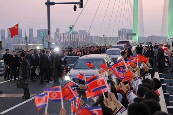 차량으로 신압록강대교를 건너 단둥을 방문했다가 귀국하는 김정은 위원장 [사진-노동신문]