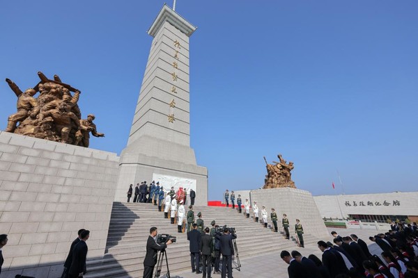 항미원조기념탑에 헌화하는 김정은 위원장 [사진-노동신문]