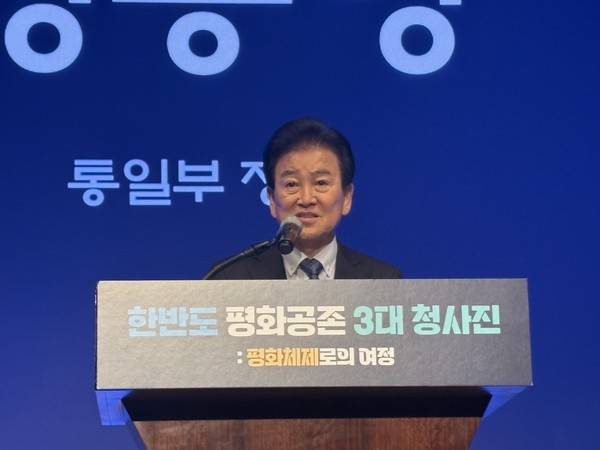 정동영 통일부 장관이 17일 오전 9시 서울 중구 웨스틴조선 그랜드볼룸에서 열린 '한반도 평화공존 3대 청사진 : 평화체제로의 여정' 종합학술회의에서 기조연설을 하고 있다. [사진-통일뉴스 서영빈 기자]