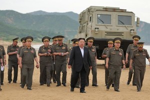 김정은, 6.25 72주년에 '갱신형' 장거리 <b>포</b> 시험 참관..."이미 전방 교체...
